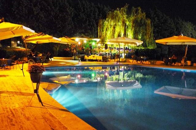 Festa aziendale allo Sporting Disco Club: piscina e privè per una festa di classe